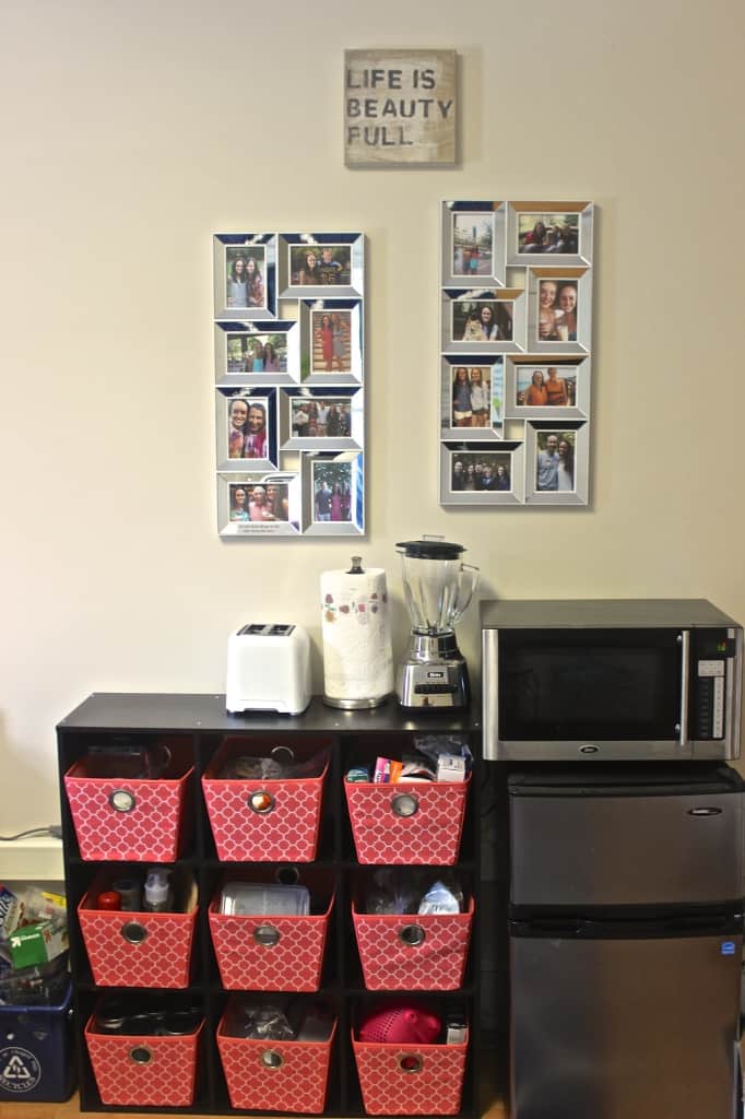 Dorm room inspiration: navy, coral, & turquoise! See the whole dorm room tour by clicking the pin.