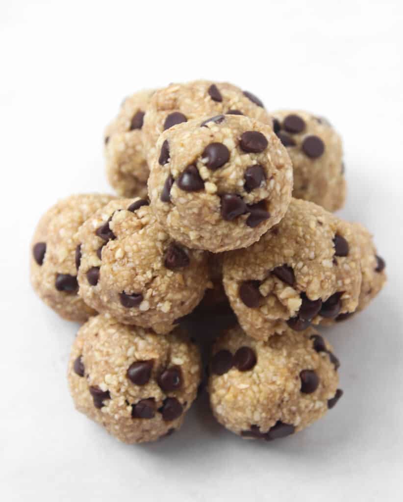 Raw vegan cookie dough bites that taste JUST like oatmeal chocolate chip cookie dough and take 5 minutes to whip up? Yes, PLEASE!