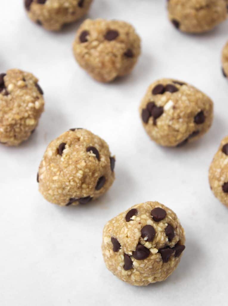 Raw vegan cookie dough bites that taste JUST like oatmeal chocolate chip cookie dough and take 5 minutes to whip up? Yes, PLEASE!