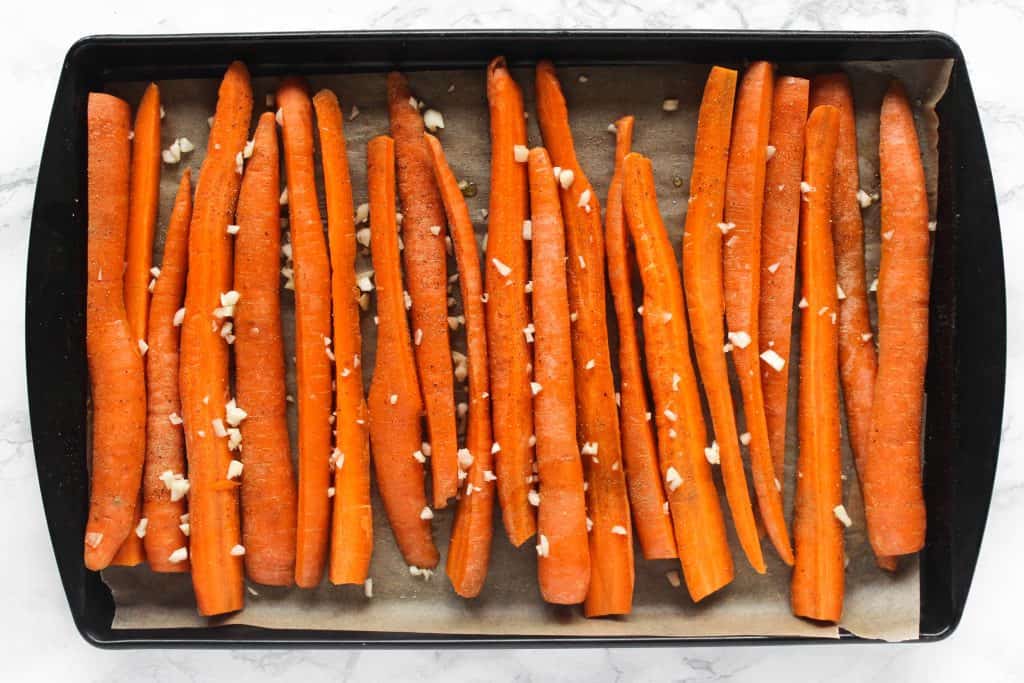 10 minutes is all it takes to prep these crispy balsamic roasted carrots! // www.healthy-liv.com