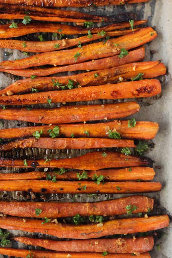 10 minutes is all it takes to prep these crispy balsamic roasted carrots! // www.healthy-liv.com