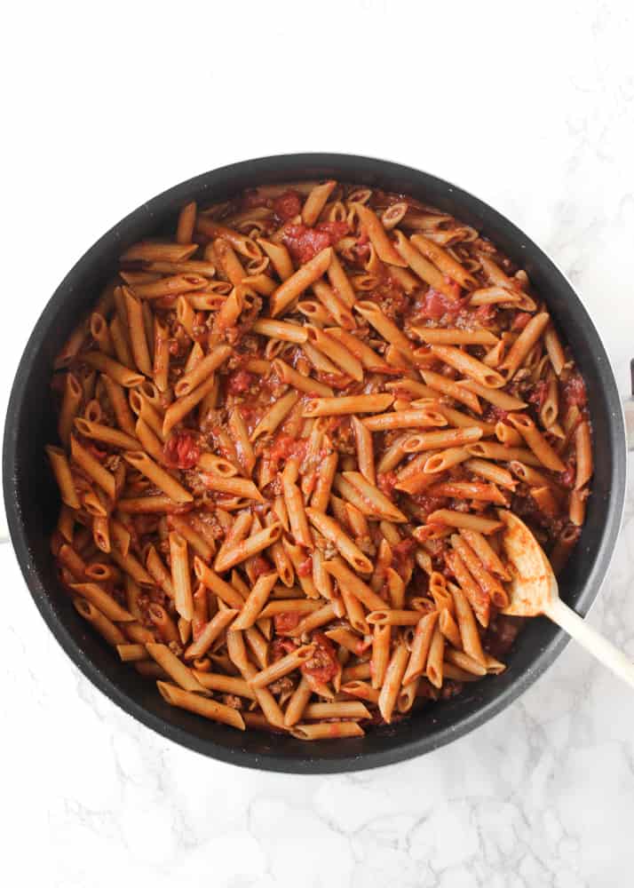 This one-skillet baked ziti is an easy pasta dinner! Lots of mozzarella and ricotta cheese, plus whole-grain noodles. The perfect one-pan meal! // www.healthy-liv.com