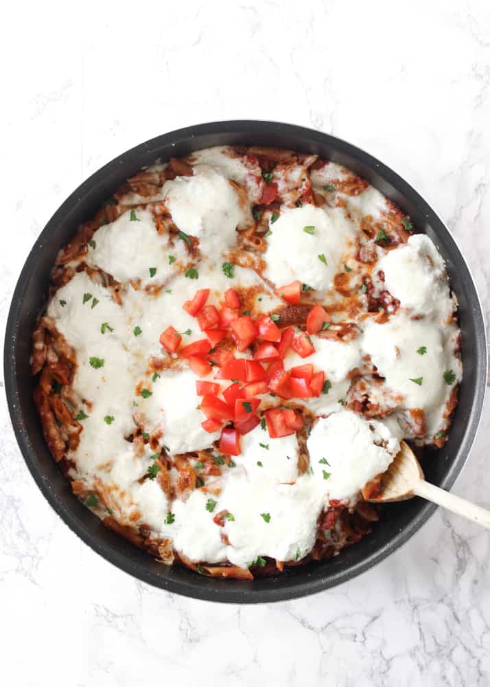 This one-skillet baked ziti is an easy pasta dinner! Lots of mozzarella and ricotta cheese, plus whole-grain noodles. The perfect one-pan meal! // www.healthy-liv.com