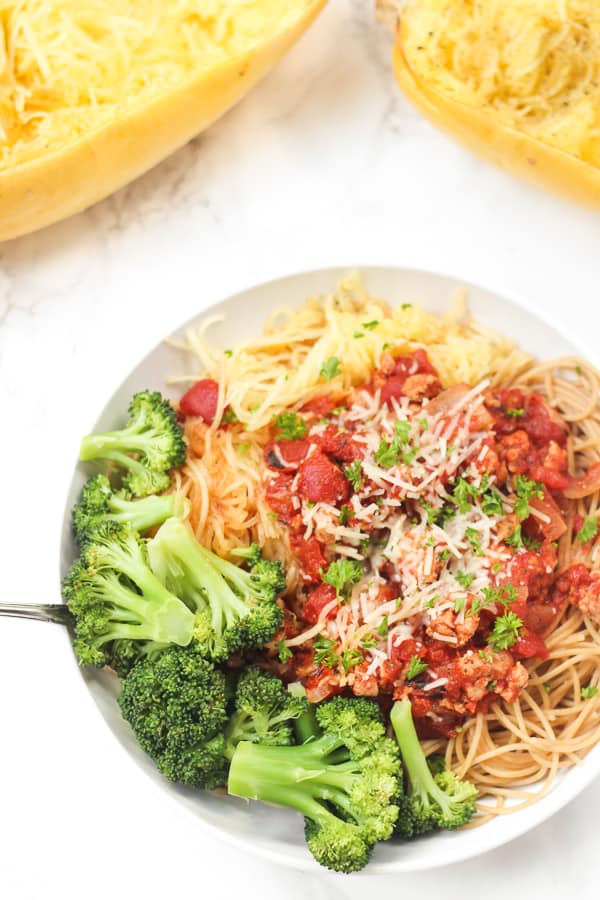 Spaghetti Squash Pasta Bowls: a giant, healthy bowl of pasta for dinner!