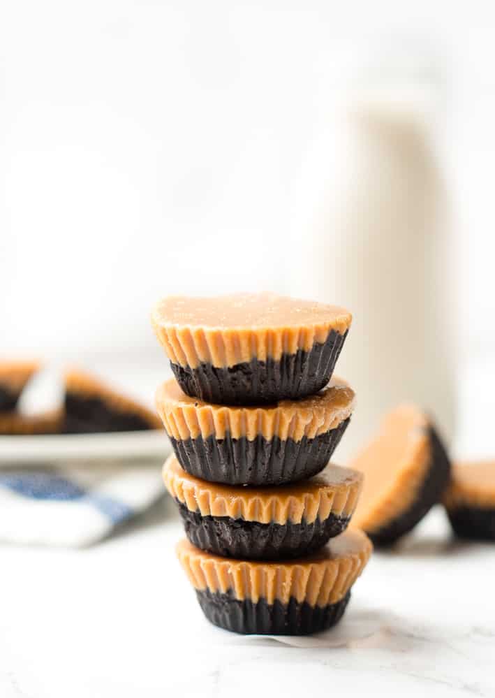 Healthy dark chocolate peanut butter cups with no refined sugar! Healthy dessert for your sweet tooth